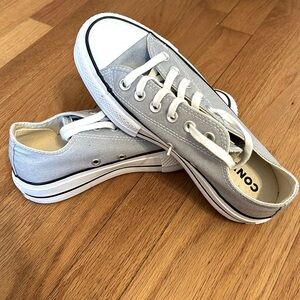Size 6 light gray low-top platform sneakers from Converse
